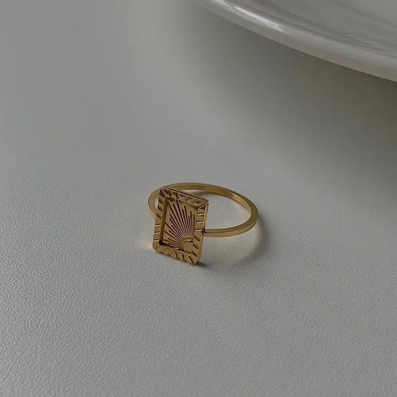 18k gold rising sun signet ring, gold signet ring, sun signet ring,sunburst ring - Picture 3 of 4